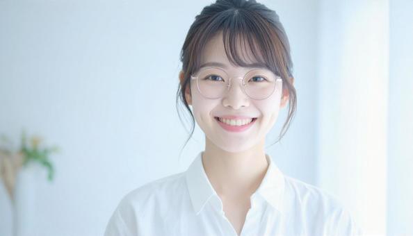 清潔感のあるカメラ目線の女性の写真