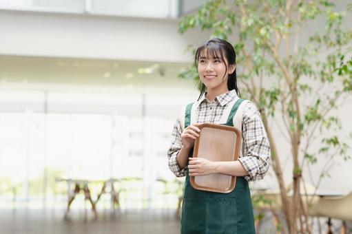 カフェで働く若い女性店員 カフェで働く若い女性店員 カフェ,若い,女性の写真素材
