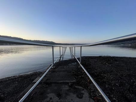 湖に続く道 湖に続く道の写真