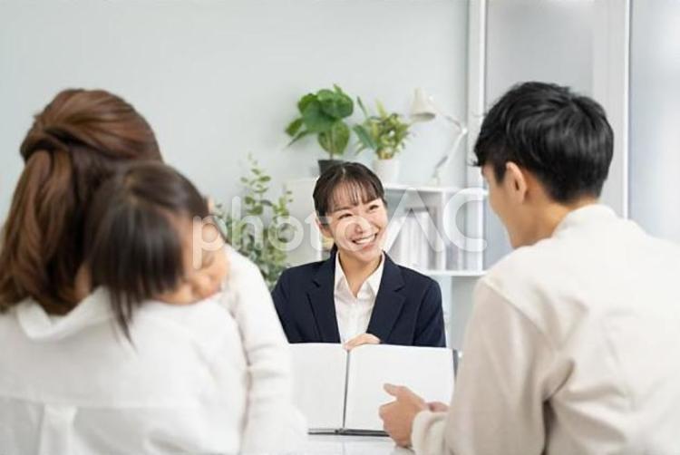 家庭訪問して商品サービスの説明をする女性 営業,ビジネスマン,ビジネスウーマンの写真素材