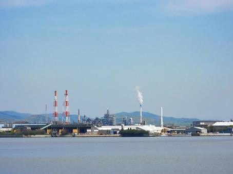 海から見た工場の風景 海から見た工場の風景の写真