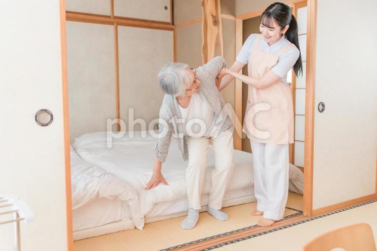 訪問介護する女性と高齢者（笑顔） 訪問介護,介助,在宅介護の写真素材