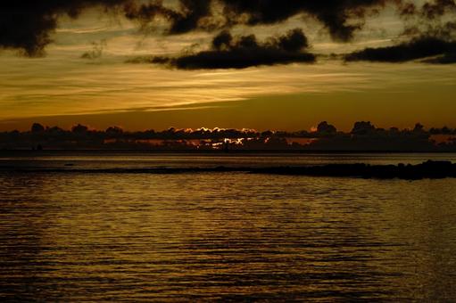 <五島の風景>日没後の海辺の景色 <五島の風景>日没後の海辺の景色 海,空,サンセットの写真素材