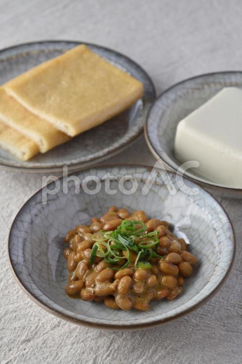 大豆製品(納豆、油揚げ、豆腐) 納豆,油揚げ,豆腐の写真素材