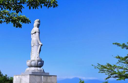母塚山観音像と青空 母塚山観音像と青空 観音像,母塚山観音,青空の写真素材