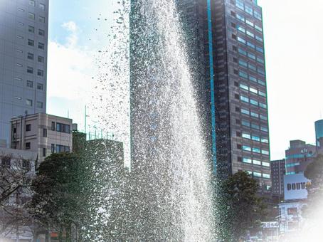 都会の中心で舞い上がる噴水 都会の中心で舞い上がる噴水の写真