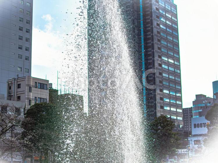 都会の中心で舞い上がる噴水 噴水,都会,ビルの写真素材