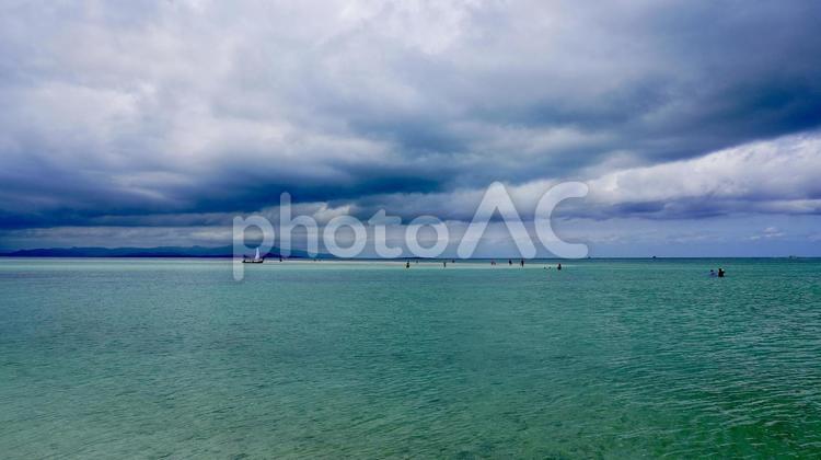沖縄県八重山諸島竹富島の西桟橋近くの浜 西桟橋,竹富島,浜の写真素材
