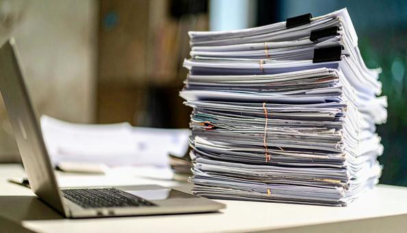 書類まみれの会社の机 書類まみれの会社の机の写真
