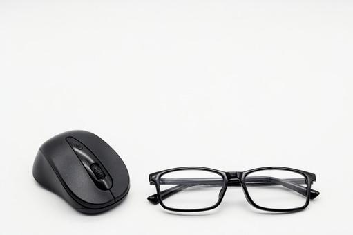 白い背景にマウスとメガネ（ビジネス） マウス,ワイヤレスマウス,パソコンの写真素材