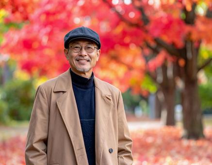 秋・紅葉・元気な高齢男性 秋・紅葉・元気な高齢男性の写真