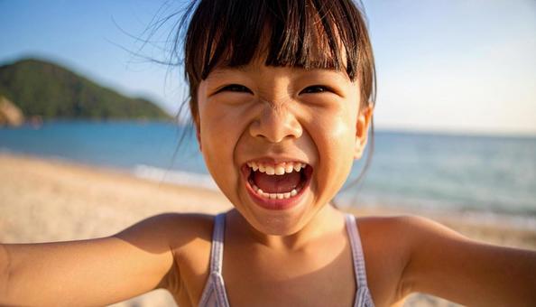 夏休み、海水浴で笑顔で遊ぶ子供 夏休み、海水浴で笑顔で遊ぶ子供の写真