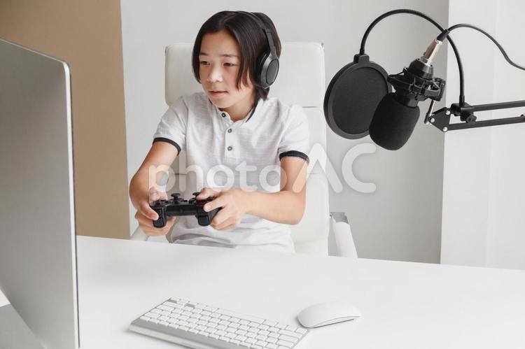ゲームをする男性 男性,人物,高校生の写真素材