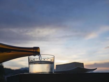 夕空に満ちる純米の雫 夕空に満ちる純米の雫 夕焼け,日本酒,純米酒の写真素材