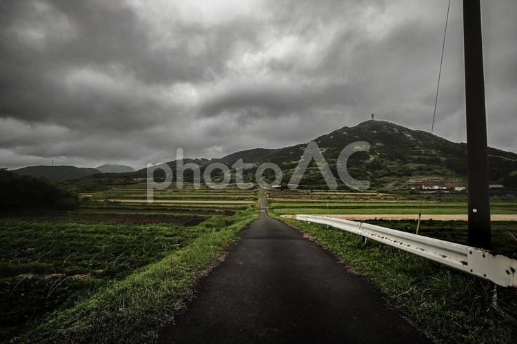 ＜五島の風景＞岐宿町魚津ケ崎付近の農道 旧道,山岳,道路の写真素材