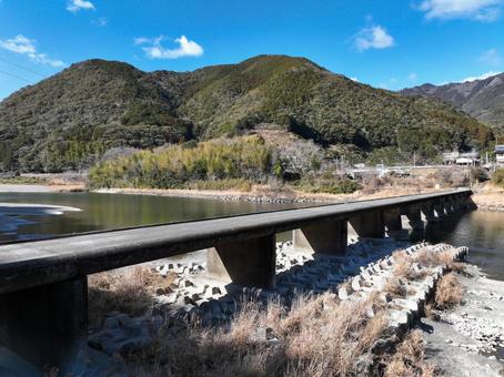 高知県越知町 上空から見た片岡沈下橋 高知県越知町 上空から見た片岡沈下橋 片岡沈下橋,沈下橋,橋の写真素材