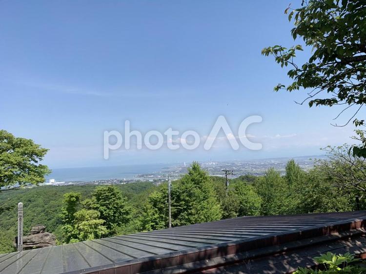 二上山　夏　市街地を眺める 二上山,高岡市,空の写真素材