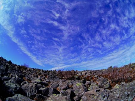 蓼科山山頂の荒々しい風景と幻想的な空 蓼科山,山頂,山の写真素材