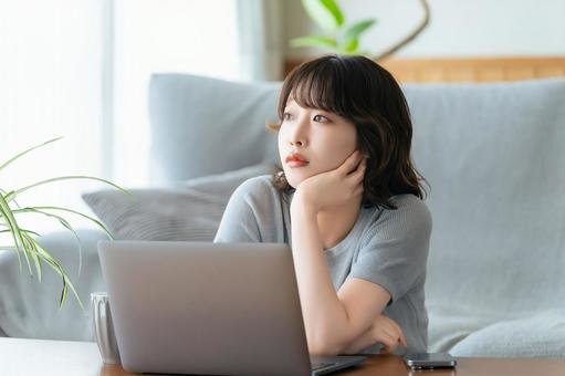 パソコンを使いながら考える女性 女性,パソコン,pcの写真素材