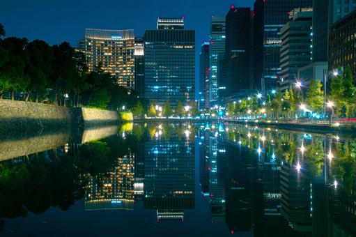 皇居のお濠と東京の都市風景の夜景 皇居,お濠,馬場先濠の写真素材
