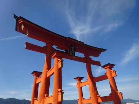 青空と厳島神社の鳥居 厳島神社,鳥居,宮島の写真素材