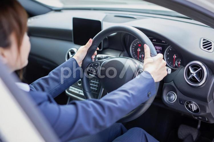 車に乗るビジネスウーマン 運転,車,ハンドルの写真素材