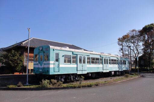 鍛冶屋駅跡に残る加古川色のキハ30形 jr,jr西日本,鍛冶屋線の写真素材
