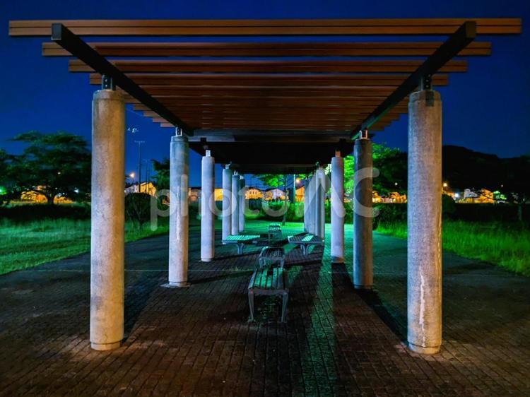 壁紙シリーズ　夜の公園とパーゴラ 夜景,公園,テーブルの写真素材