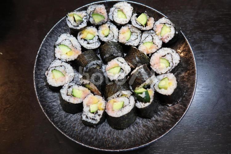 キュウリとネギトロの手づくり海苔巻き 海苔,海苔巻,巻きずしの写真素材