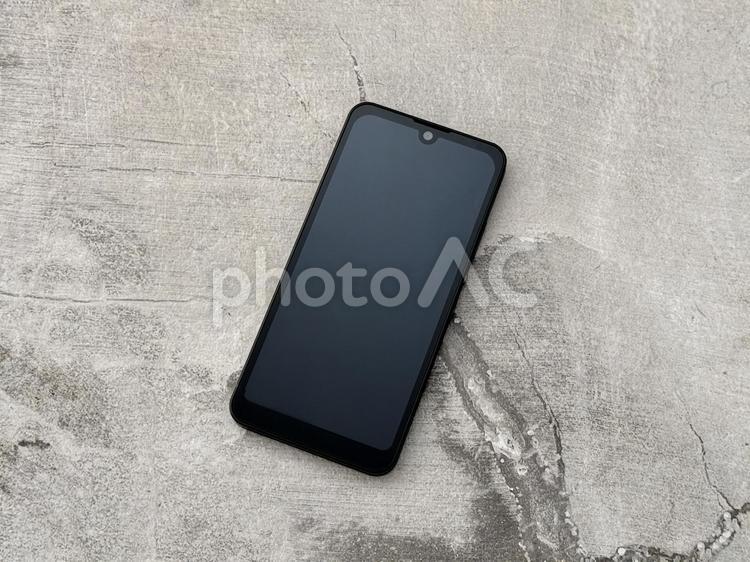大理石の上の黒いスマートフォン　スマホ スマホ,スマートフォン,モバイルの写真素材