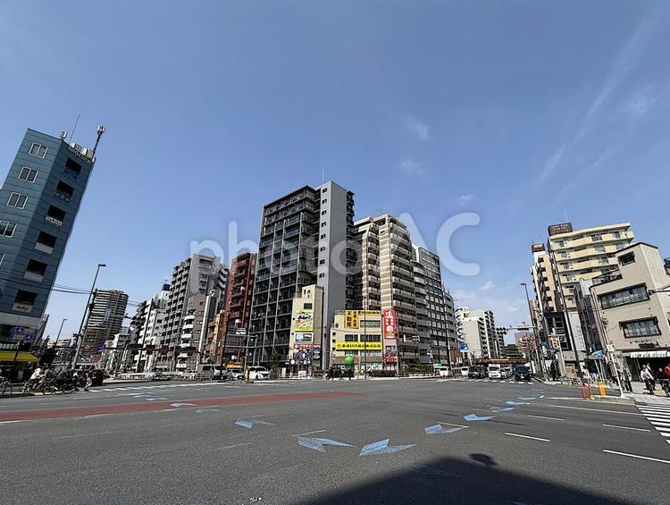 東京メトロ三ノ輪駅前の交差点 交差点,道路,交通の写真素材