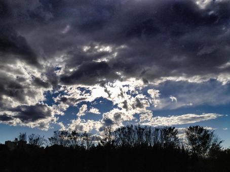 雲と陽の光 空,雲,影の写真素材
