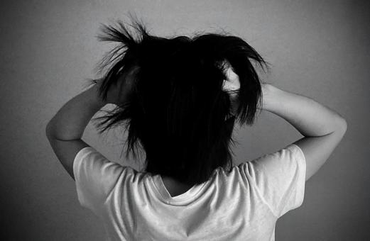 頭を掻きむしる(女性、後ろ姿、白黒) 頭を掻きむしる(女性、後ろ姿、白黒) 頭を掻きむしる,頭を抱える,悩むの写真素材