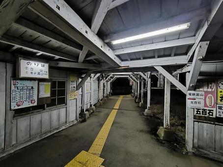 富山地方鉄道、岩峅寺駅、連絡通路 富山地方鉄道、岩峅寺駅、連絡通路の写真