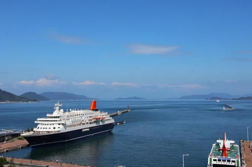 １０月中旬の日中の高松港のにっぽん丸 にっぽん丸,クルーズ船,船の写真素材