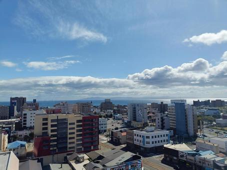 ホテルの窓から見る函館市内 ホテルの窓から見る函館市内 函館市,窓,景色の写真素材