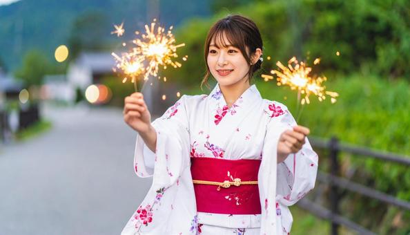 海で花火をする女性 海で花火をする女性の写真