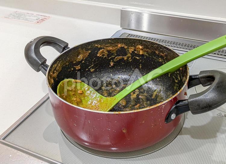 カレーがこびりついた状態の鍋 洗い物,カレー鍋,鍋の写真素材