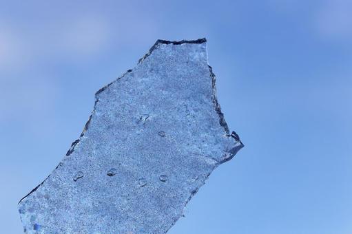 氷のかけらと青空 氷,冬,1月の写真素材