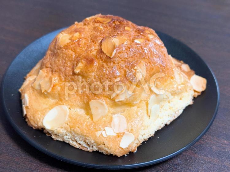 アーモンドスライスの乗ったメロンパン パン,朝食,メロンパンの写真素材