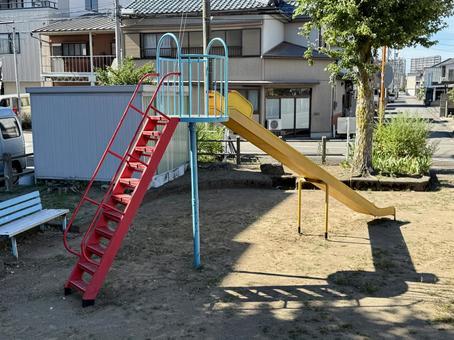 公園の遊具滑り台 公園の遊具滑り台の写真
