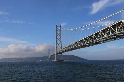 明石海峡大橋と青い海と淡路島と雲と青空 明石海峡大橋,青い,海の写真素材