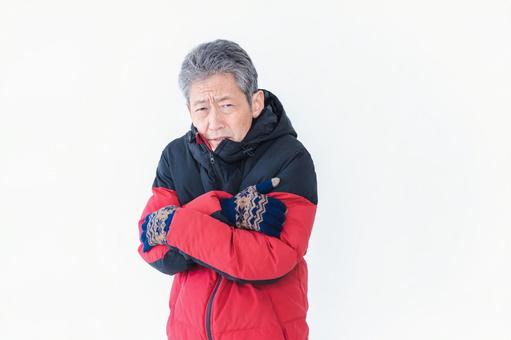 寒さに凍える高齢男性 寒さに凍える高齢男性 防水,防寒,登山の写真素材