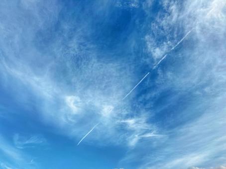 飛行機雲と青い空 飛行機雲と青い空の写真