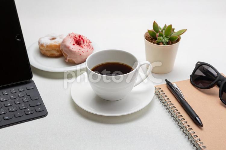 コーヒーブレイク パソコン,ノートパソコン,コーヒーの写真素材