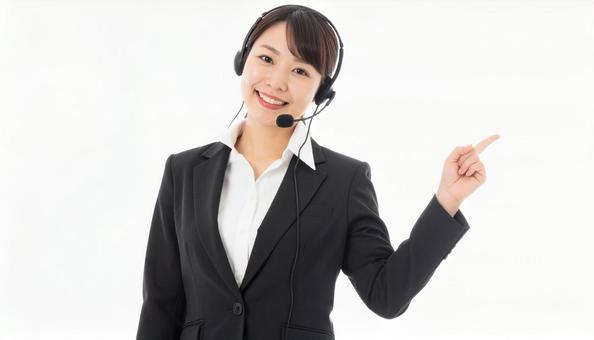 ヘッドセットをつける日本人女性の写真