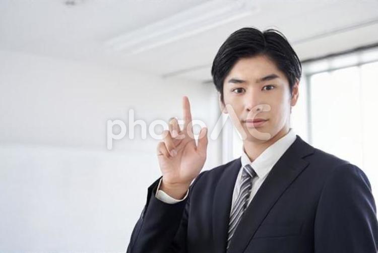 会議室で指差しをするビジネスマン ビジネスマン,指差し,指先の写真素材
