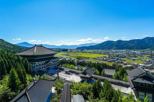 大師山清大寺の本殿と福井県勝山市の町並み 大師山清大寺,五重塔,塔の写真素材