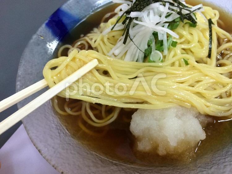 大根おろしの冷やしラーメンの麺リフト 中太麺,ストレート,黄色の写真素材
