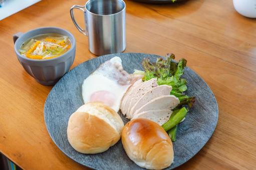 鶏ハムとパンの洋風朝ごはんプレート 鶏ハムとパンの洋風朝ごはんプレート 鶏ハム,パン,朝食の写真素材